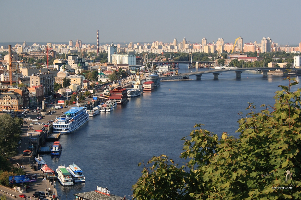 Існує легенда, за якою місце, де тепер тече Дніпро, було морем