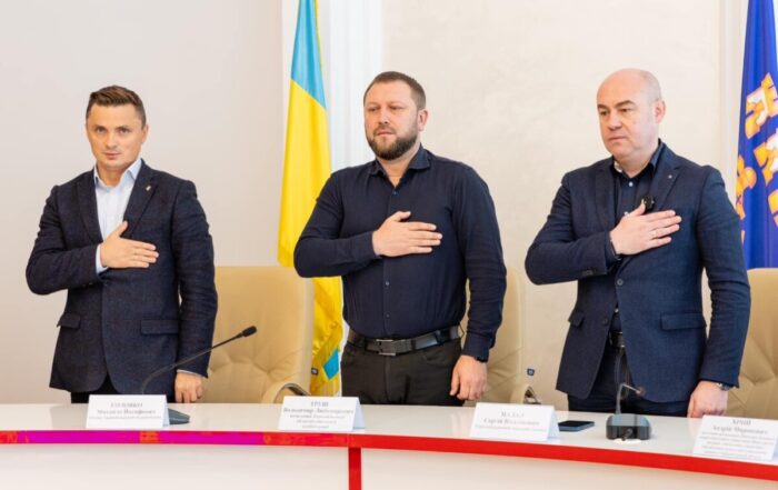 Відставка Головка. Підписи облдепи таки зібрали, але тепер чомусь дуже поспішають провести сесію. Чому?