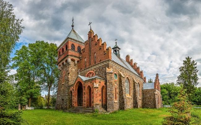 Найказковіша споруда Центральної України: костел Святої Клари у Городківці